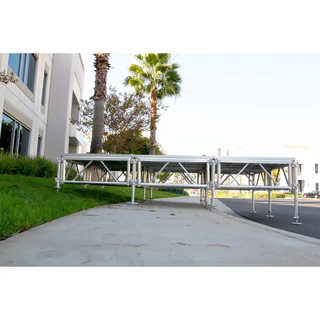 Portable stage levelled on an uneven surface